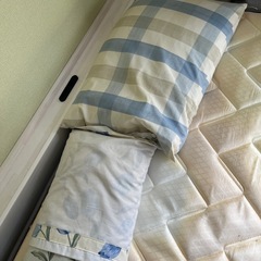 【急募！】セミダブルサイズマットレス 枕ふたつ 羽毛布団＆毛布付きの画像