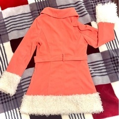 新品に近いホワイトファーがかわいいサーモンピンクのレディースコートの画像