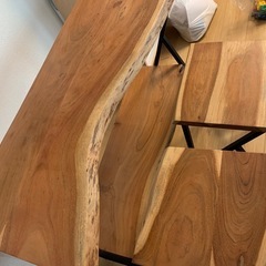 天然木テーブルとチェアの画像