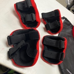 ☆値下げ☆2502-154　XJD プロジェクティブギアセット レッド サイズ:S 49-55cm用　ヘルメット エルボーパッド ニーパッドセット バラ売り不可 キズ汚れ有りの画像