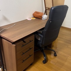 ニトリデスクと椅子の画像