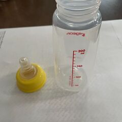 ピジョン スリムタイプ哺乳びん　プラスチック製 200ml（ほぼ新品）