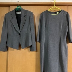 グレーのレディーススーツの画像