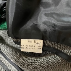 グレーのレディーススーツの画像