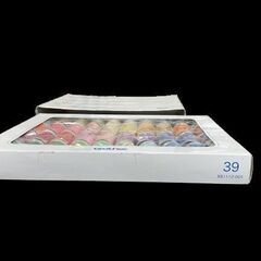 【全糸未開封品】 ブラザー 刺しゅうミシン糸 ウルトラポス39色セット 各300m ETS39 BRZ-X81112001 brother  　商品詳細 brother製の純正刺しゅうミシン糸が入荷しました！ 39色の刺しゅう糸と刺しゅう用下糸1個の合計40個セットになります。 鮮やかな発色が綺麗なメーカ純正のウルトラポス（ポリエステル）刺しゅう糸がお得にお買い求めいただけます。 しかも、今回は糸自体も全色未開封で二重の外箱付きであったため、保存状態も極めて良好と思われます。 今現在刺しゅうをされている方の画像