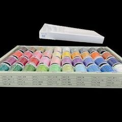 【全糸未開封品】 ブラザー 刺しゅうミシン糸 ウルトラポス39色セット 各300m ETS39 BRZ-X81112001 brother  　商品詳細 brother製の純正刺しゅうミシン糸が入荷しました！ 39色の刺しゅう糸と刺しゅう用下糸1個の合計40個セットになります。 鮮やかな発色が綺麗なメーカ純正のウルトラポス（ポリエステル）刺しゅう糸がお得にお買い求めいただけます。 しかも、今回は糸自体も全色未開封で二重の外箱付きであったため、保存状態も極めて良好と思われます。 今現在刺しゅうをされている方の画像