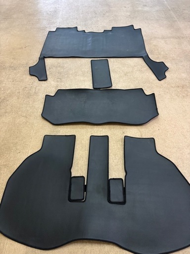 アルファード30系カーボン調フロアマット