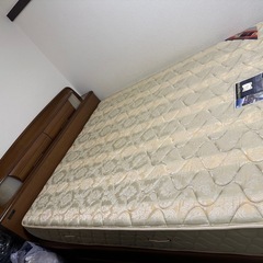 早く取りに来れる方値下げ対応しますのでメッセージ下さい！高級ベッドSEARY クイーンサイズ　マット　フレーム付きの画像