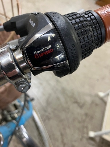 2502-165 K’z CONCEPT 24インチ自転車 年式表記無し カゴ付き（一部破損有り） タイヤの空気抜けています 6段変速 水色 前後ブレーキ動作確認済み キズ汚れサビ有り 店頭では空気を入れることはできません