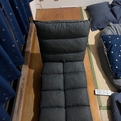 座椅型のフロアソファの画像