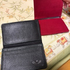 名刺入れ(黒)とカードケース(赤)の画像