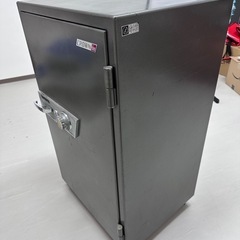 〈再募集〉大型金庫  　CROWN  とびら付耐火庫 暗証番号付き   の画像