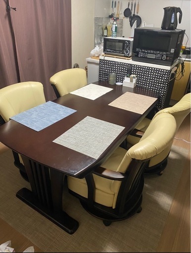 ニトリダイニングテーブル1年半使用今月半までに取りに来れる方お願いします