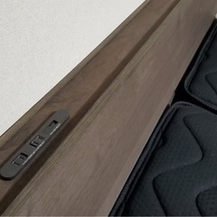 クイーンベッド　ベッドフレーム　マットレス　コンセント2個、USB付きの画像