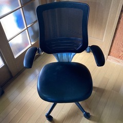 肘掛け・タイヤ付きのチェア