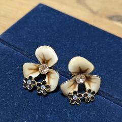 お花ピアス