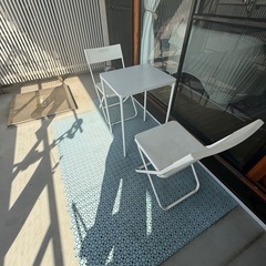 屋外用テーブルとチェア+フロアデッキの画像