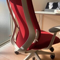 オカムラ　シルフィ　レッド　ハイバック　の画像