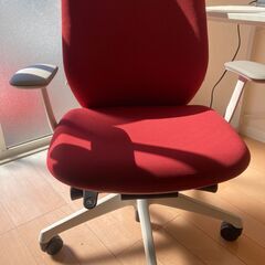 オカムラ　シルフィ　レッド　ハイバック　の画像