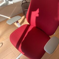 オカムラ　シルフィ　レッド　ハイバック　の画像