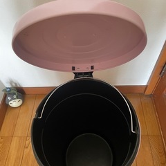 スチール製 ペダル式 ゴミ箱 5L ピンク蓋付き インテリア ペール Eの画像