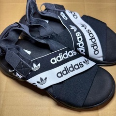 adidas サンダルの画像