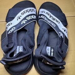 adidas サンダルの画像