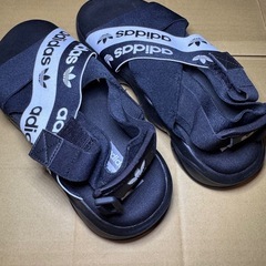 adidas サンダルの画像