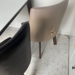 【まだ受付中】　テーブル　回転式椅子４個セット　の画像
