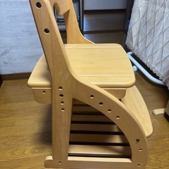 学習机と椅子と本棚の画像