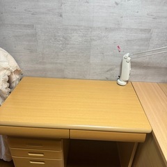 学習机と椅子と本棚の画像