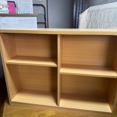 学習机と椅子と本棚の画像