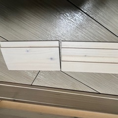ベッドの横につけられる小物スペースの画像