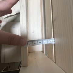 ベッドの横につけられる小物スペースの画像