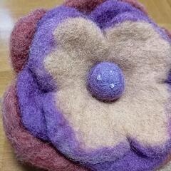 羊毛フェルト　お花のブローチ　コサージュの画像