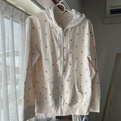 パーカー、クリーム色