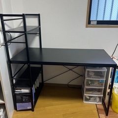 本棚付きの黒の机