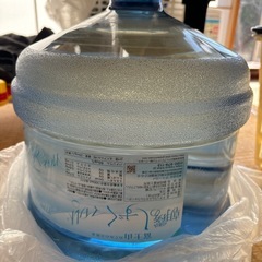 ウォーターサーバーの水2本（早めに取りに来てくれる方限定）