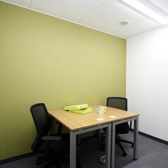 長野市の貸事務所　内装、家具、インターネット環境など設備完備　オープンオフィス長野駅善光寺口　定員３名、通路側　シンプルでコンパクトビジネスに最適な機能的空間　長野電鉄「権堂駅」徒歩８分のレンタルオフィス　 - 長野市