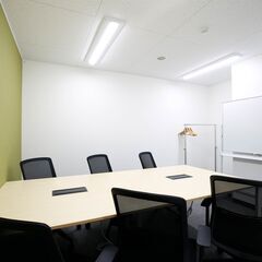 長野市の貸事務所　内装、家具、インターネット環境など設備完備　オープンオフィス長野駅善光寺口　定員３名、通路側　シンプルでコンパクトビジネスに最適な機能的空間　長野電鉄「権堂駅」徒歩８分のレンタルオフィス　 − 長野県