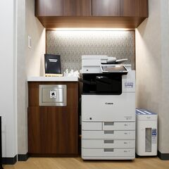 長野市の貸事務所　内装、家具、インターネット環境など設備完備　オープンオフィス長野駅善光寺口　定員３名、通路側　シンプルでコンパクトビジネスに最適な機能的空間　長野電鉄「権堂駅」徒歩８分のレンタルオフィス　 - レンタルオフィス