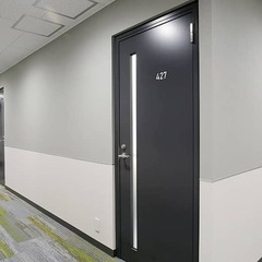 長野市の貸事務所　内装、家具、インターネット環境など設備完備　オープンオフィス長野駅善光寺口　定員３名、通路側　シンプルでコンパクトビジネスに最適な機能的空間　長野電鉄「権堂駅」徒歩８分のレンタルオフィス　 - 不動産