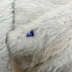 グレー ファー マフラー ブランドタグ付きの画像