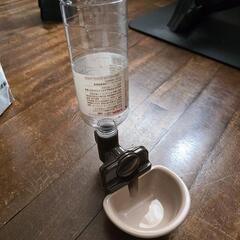 HeGeed 水飲み器 犬 猫 自動給水器 ケージ取付型 ペットボトル使用可能 ウォーターボトル 中小型犬用 軽量 便利 転倒防止 お留守番対策の画像