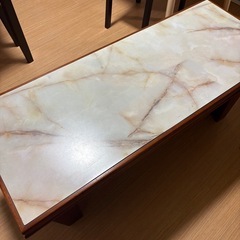 大理石風テーブルの画像