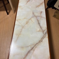 大理石風テーブルの画像