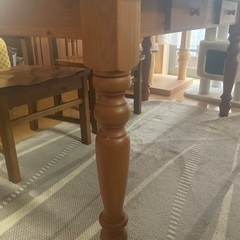 【モビリグランデ】パイン無垢板ダイニングセット（テーブル1台とチェア2脚）の画像