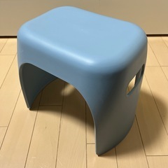 コンパクトな青いお風呂イス