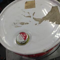 20Lペール缶です。中身は入っていません。現在室内保管です。画像のとおりフタ付ですの画像