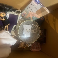 洋服や鞄や食器やピアス等の画像